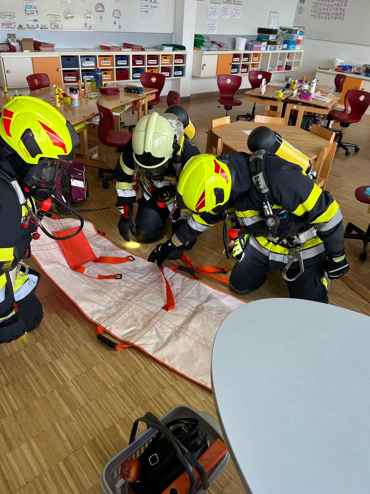Feuerwehr hautnah: Zu Besuch bei Kindergrippe, Kindergarten und Volksschule 🚒🧯