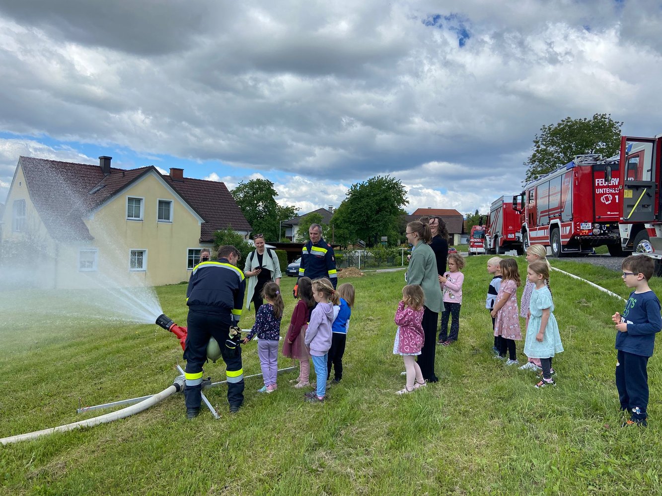Feuerwehr hautnah: Zu Besuch bei Kindergrippe, Kindergarten und Volksschule 🚒🧯