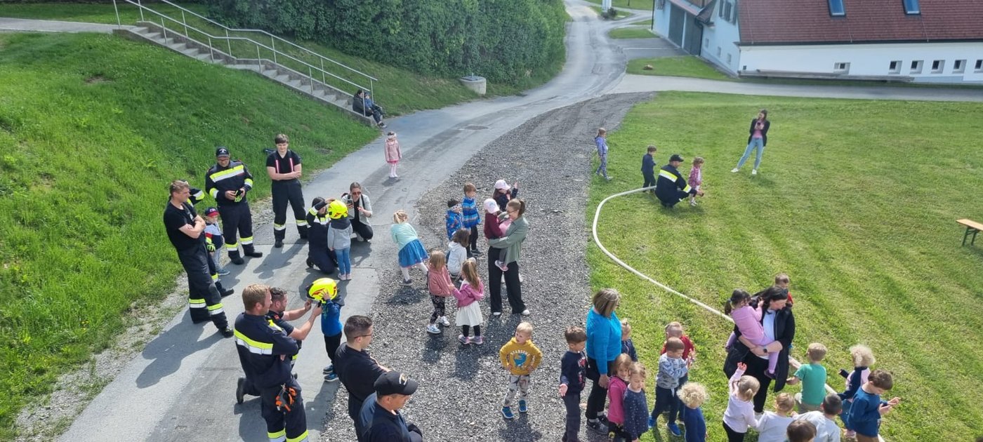 Feuerwehr hautnah: Zu Besuch bei Kindergrippe, Kindergarten und Volksschule 🚒🧯